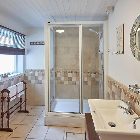 1 Glencoe Apartman *